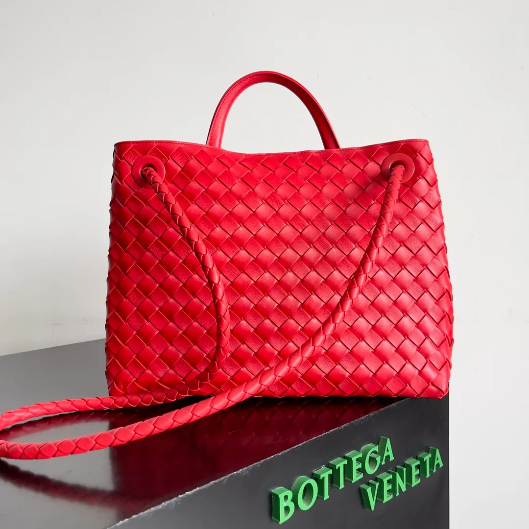 The 2023 new Andiamo batch of 2260 BV has been shipped‼ ️Really popular🔥The new Andiamo woven handbag launched by Bottega Veneta this season is really popular all over the world! ! Celebrities at home and abroad have worn it, and Oscar-winning actress Michelle Yeoh has taken it out on the street. Song Jia, Trai Yara, Yu Feihong, Sanji Ayaka, Rosie Hunting-Whiteley, Yoshioka Riho, etc. have all picked up this bag. It is classic and versatile, showing off its temperament, and the bag capacity is also large, which is very convenient for daily commuting! ! A variety of carrying methods, the shoulder straps can be adjusted by yourself, the original lambskin feels soft and delicate, and the unisex style breaks the gender boundaries and brings a more practical and long-lasting use experience. Andiamo, which has both elegant and casual styles, perfectly interprets the true appearance of "fashionable old money style". Style number: 743572 Size: 32*24*12